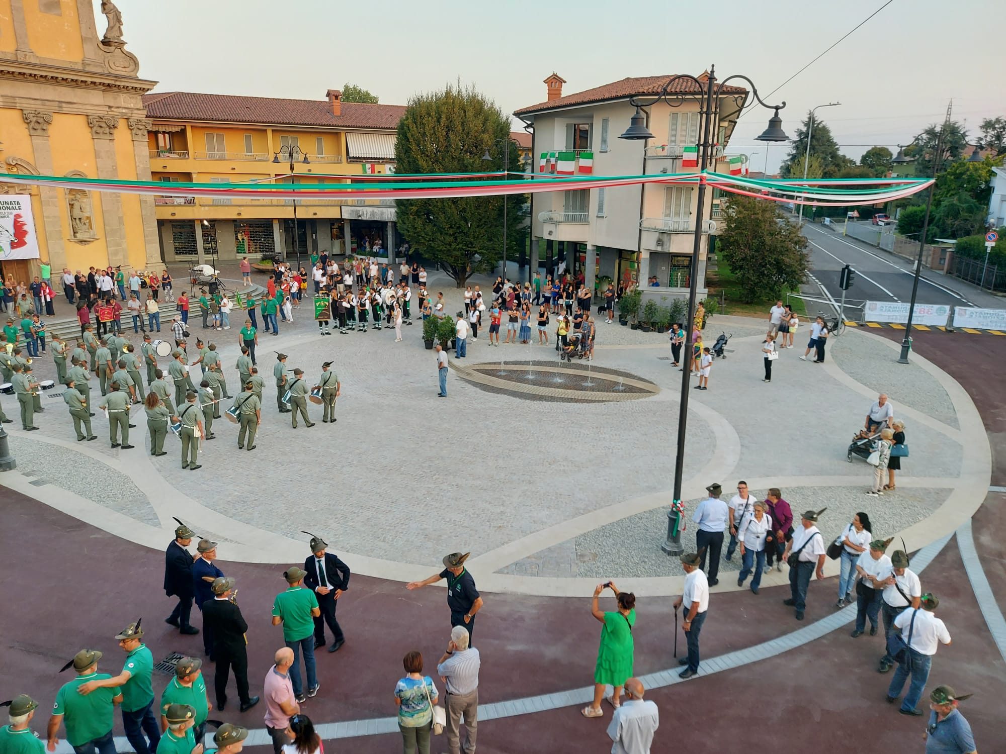 La piazza durante un raduno degli alpini