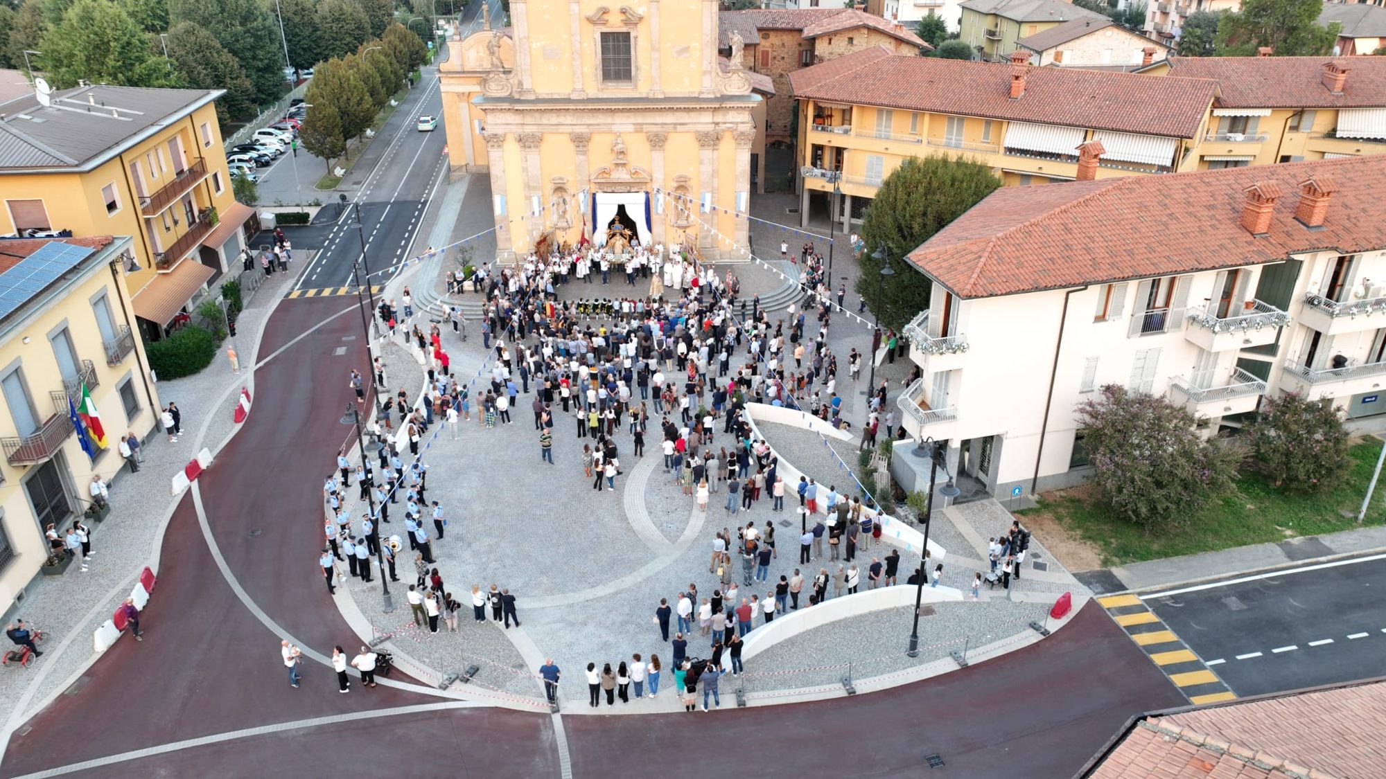 Vista dall'alto della piazza durante una processione