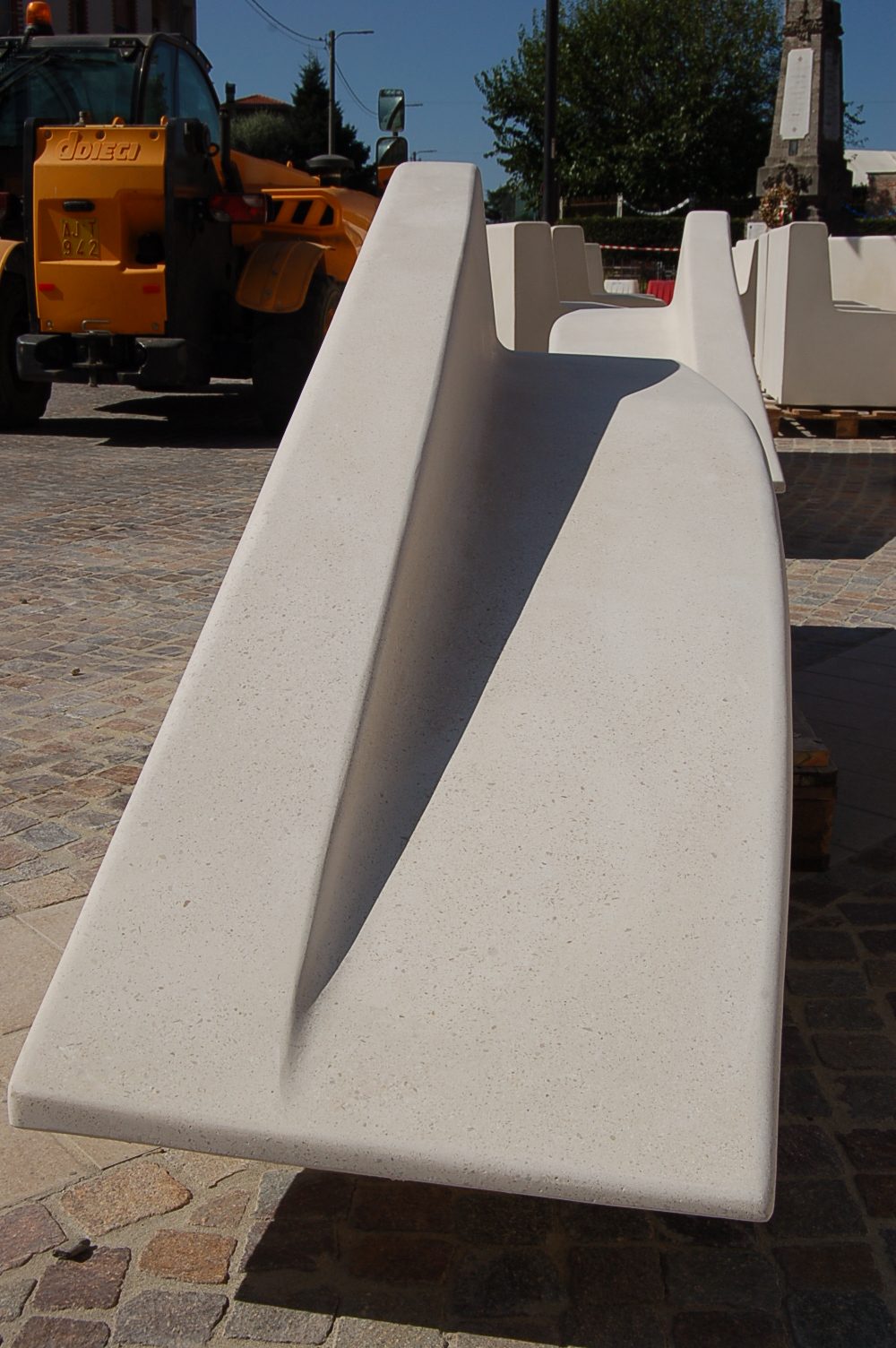 Elemento prefabbricato di seduta in cantiere