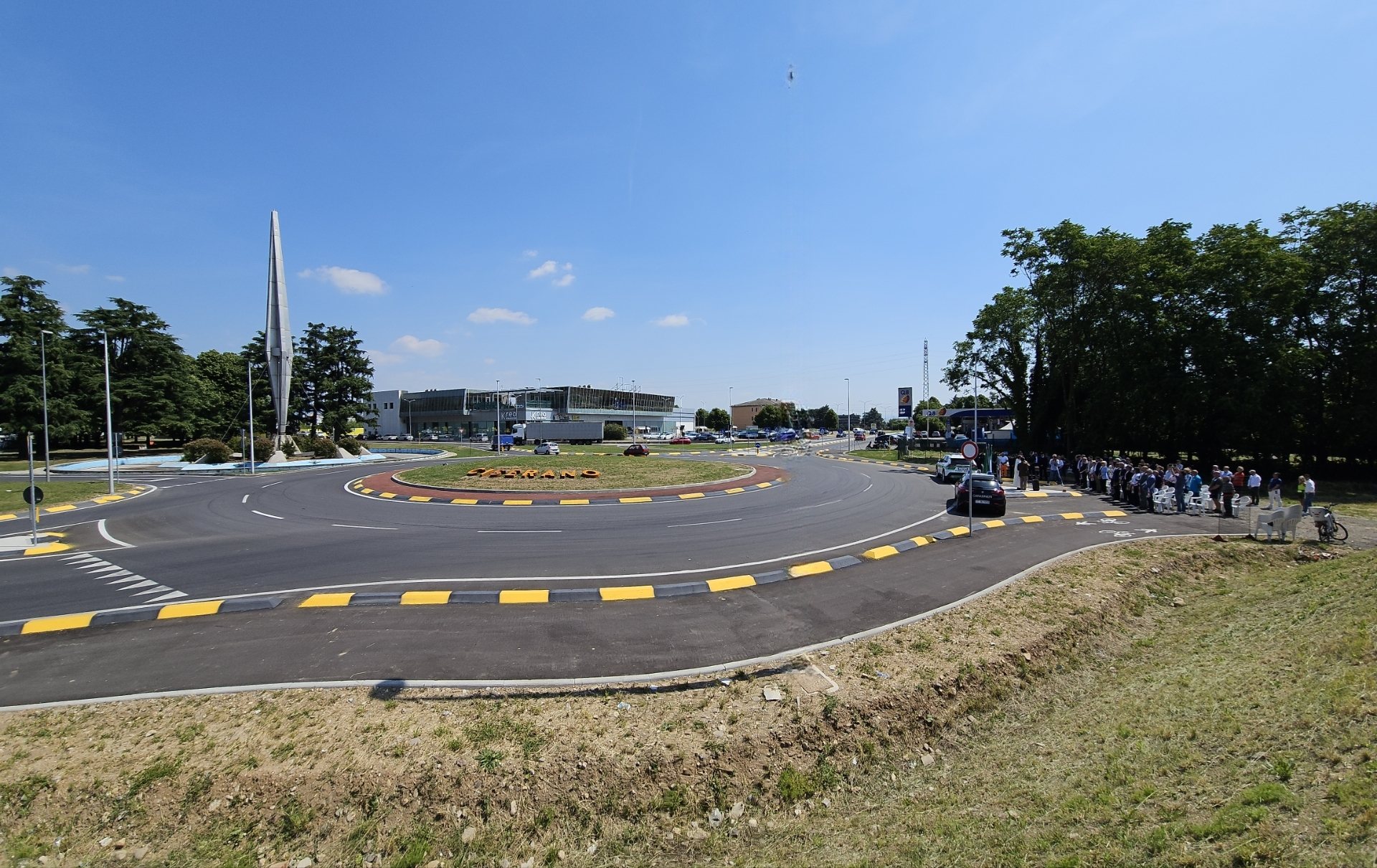 La rotatoria completata il giorno dell'inaugurazione, con la fontana del missile sullo sfondo