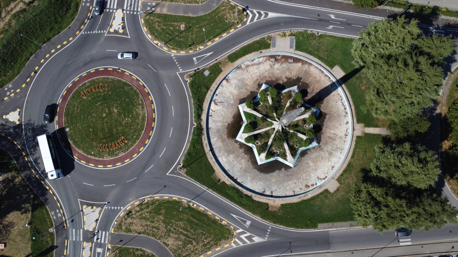 Vista zenitale della rotatoria accanto alla fontana del missile