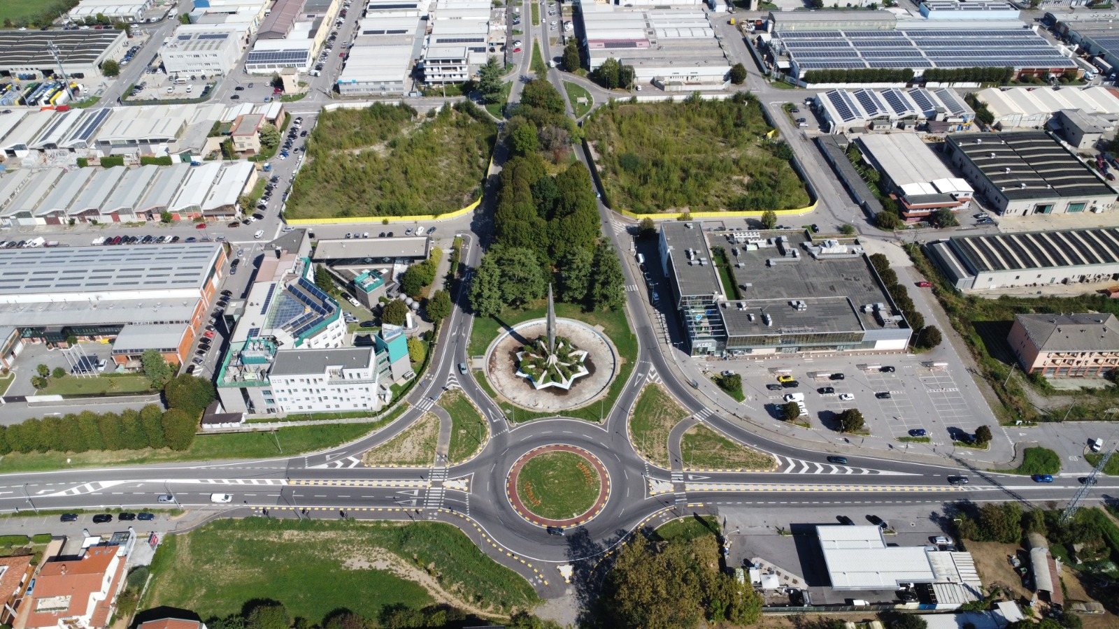 Vista dal drone della rotatoria lungo l'asse di corso Europa