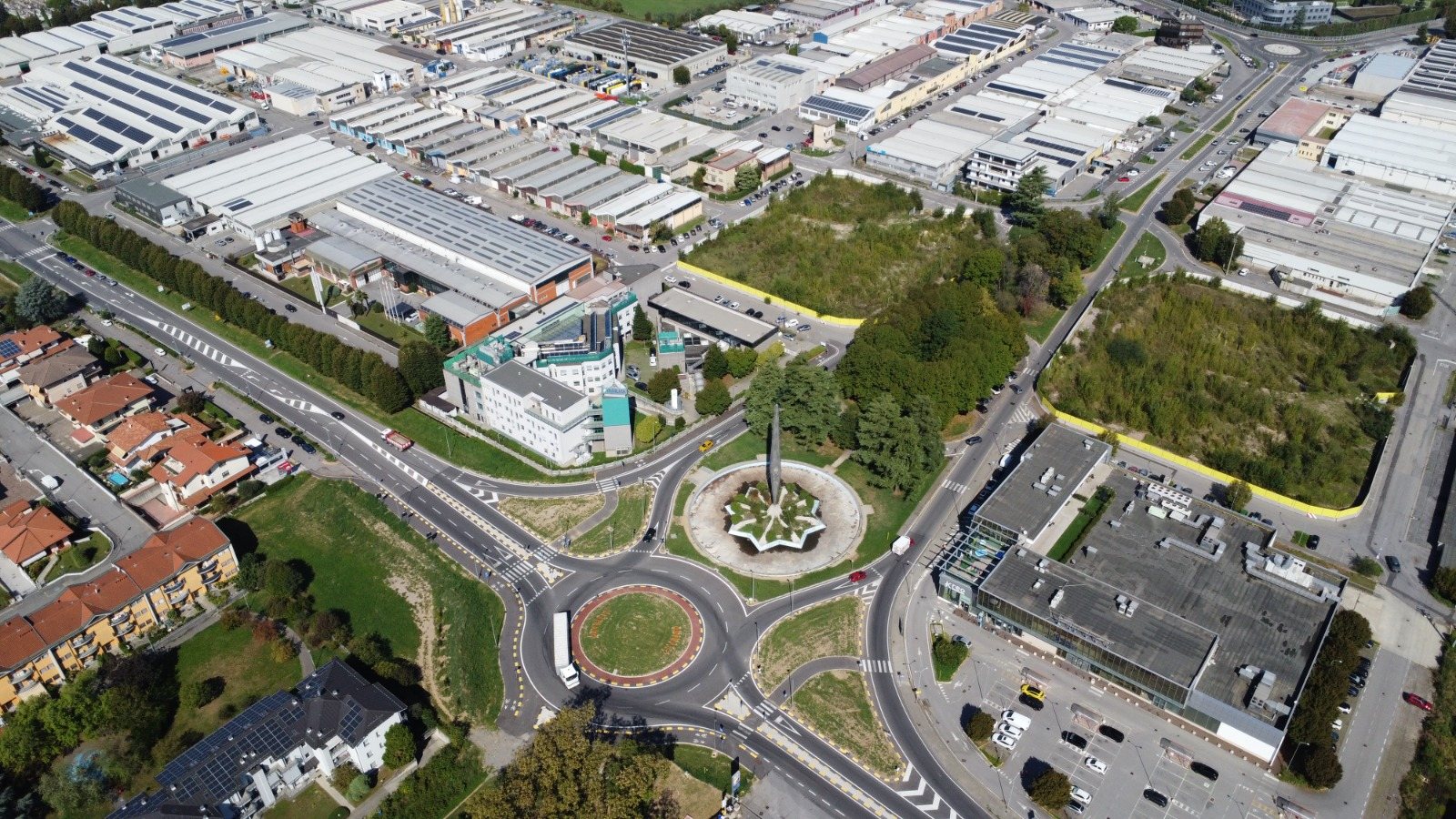 Vista dal drone della rotatoria, della fontana del missile e dell'area delle ex torri di Zingonia